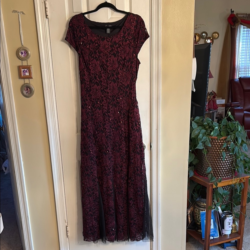 Elegant Burgundy Lace Evening Dress